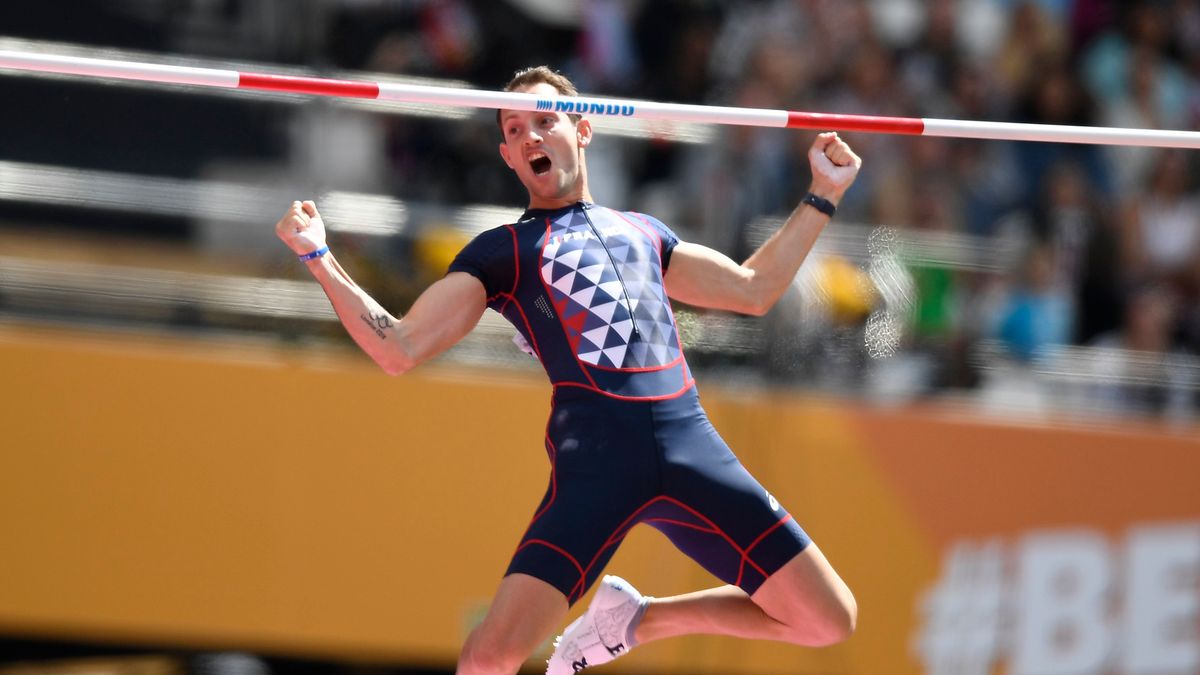 Renaud Lavillenie podczas udanej próby podczas mistrzostw świata w Londynie