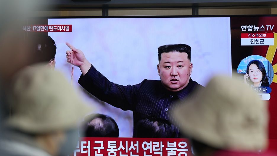 Korea P�?nocna wystrzeli?a pocisk balistyczny nowego typuA TV screen is seen reporting North Korea's missile launch with a file image of North Korean leader Kim Jong Un during a news program at the Seoul Railway Station in Seoul, South Korea, Thursday, April 13, 2023. North Korea launched a ballistic missile that landed in the waters between the Korean Peninsula and Japan on Thursday, prompting Japan to order residents on an island to take shelter as a precaution. The order has been lifted. (AP Photo/Lee Jin-man)Lee Jin-man