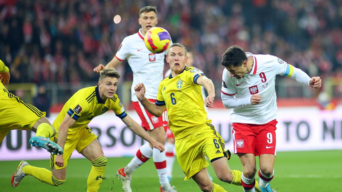 Na zdjęciu w środku: Ludwig Augustinsson i Robert Lewandowski