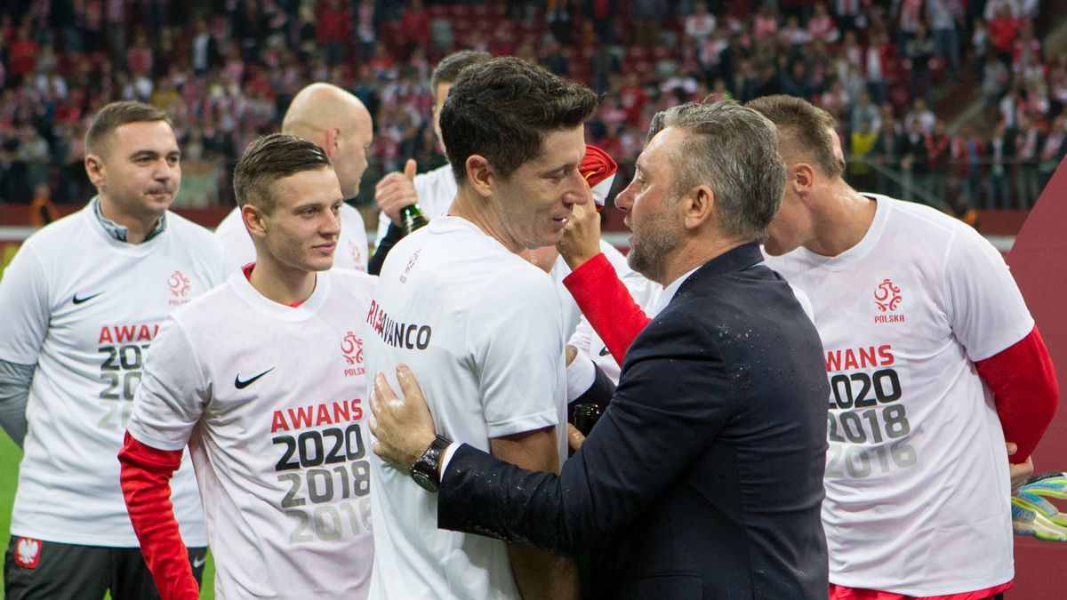 Robert Lewandowski i Jerzy Brzęczek wpadli sobie w ramiona po awansie na Euro 2020