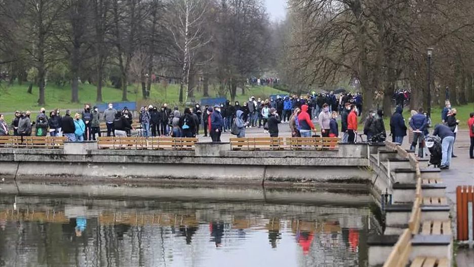 Śląskie. Tłumy chętnych ustawiły się od sobotniego rana w kolejce do punktu szczepień w Parku Śląskim w Chorzowie.