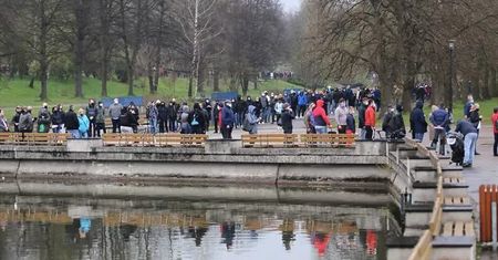 Śląskie. Długa kolejka do punktu szczepień w Parku Śląskim. Akcja przekroczyła oczekiwania