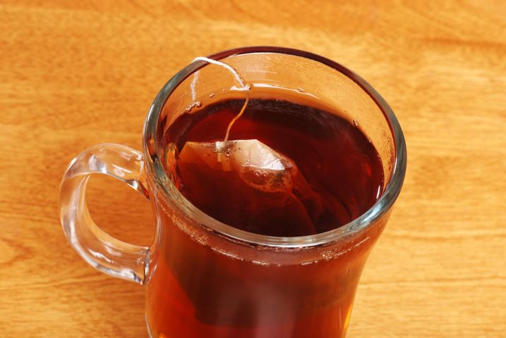 Taką herbatę lepiej nie pij. Szkodzi jelitom, może działać rakotwórczo