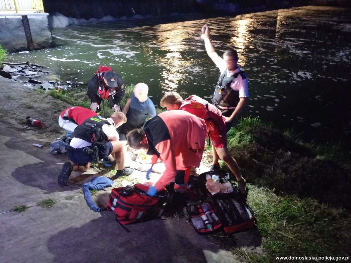Wrocławscy wodniacy uratowali życie 27-latkowi porwanemu przez nurt Odry