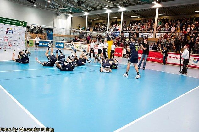 Tak cieszył się zespół Artura Augustyna po kolejnym zwycięstwie w Bundeslidze siatkarzy / fot: chemie-volley.de