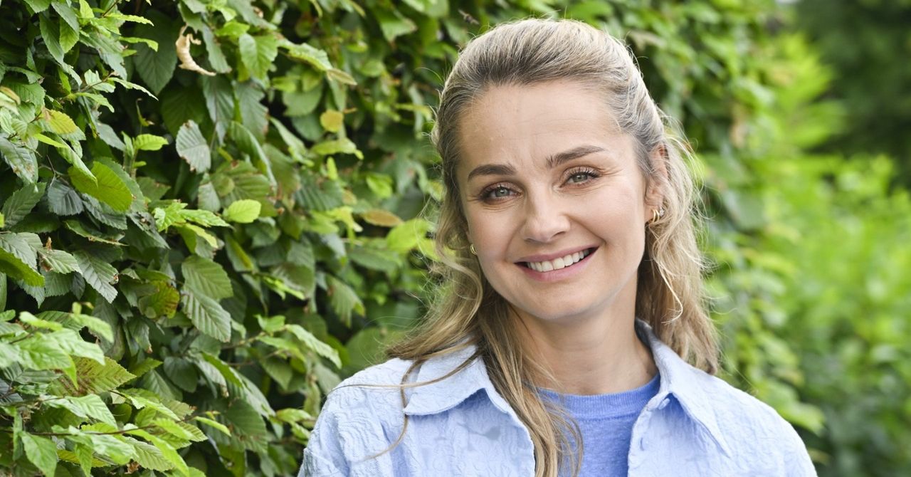 Małgorzata Socha postawiła na asymetryczne wzory i brąz. Tak aktorka pojawiła się na plaży