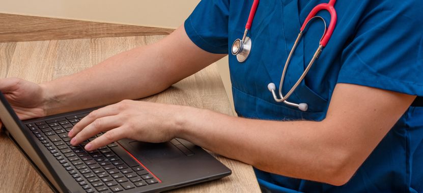 Siedem osób, 517 przestępstw. Za łapówki wystawiali zwolnienia i recepty