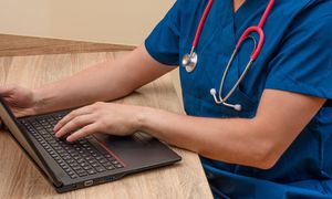 Siedem osób, 517 przestępstw. Za łapówki wystawiali zwolnienia i recepty