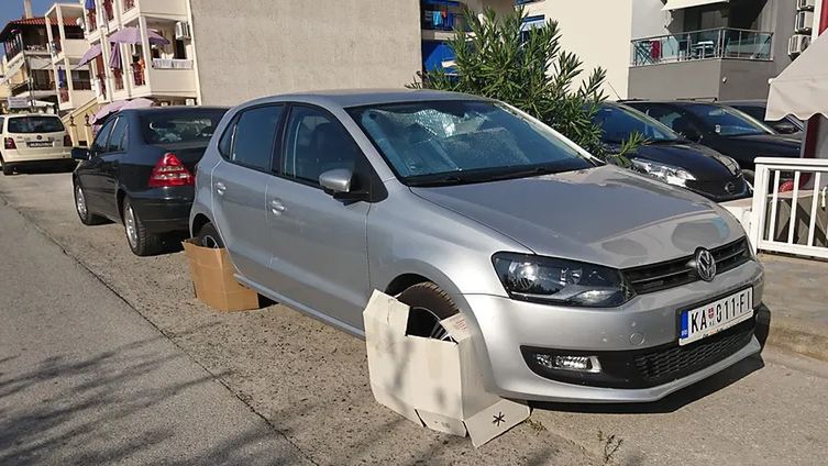 Kartony na oponach to częsty widok w ciepłych krajach