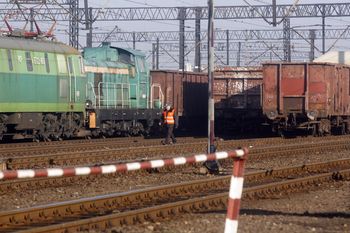 Śmiertelny wypadek w pow. zawierciańskim. Pociąg towarowy potrącił człowieka poza przejściem