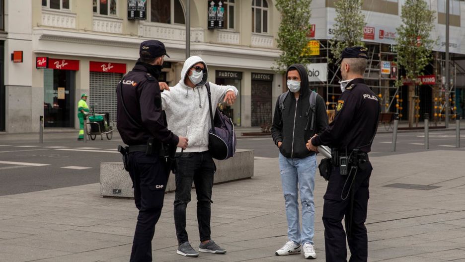 Policja patroluje ulice Madrytu. Zdjęcie z 15 marca br.