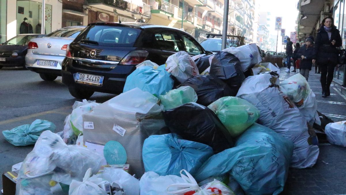 Góra śmieci w Arzano na przedmieściach Neapolu. Zdj. z 2016 r.