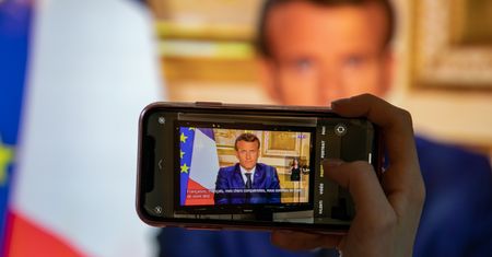 Koronawirus. Francja. Zamieściła plakat uderzający w Emmanuela Macrona. Interweniowała policja