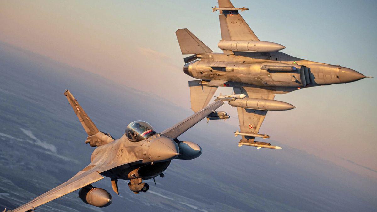 Polskie myśliwce F-16 biorące udział w natowskiej misji Baltic A