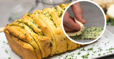 Zapomnij o zwykłym pieczywie. Postaw na rwany chlebek z czosnkowo-ziołowym dodatkiem
