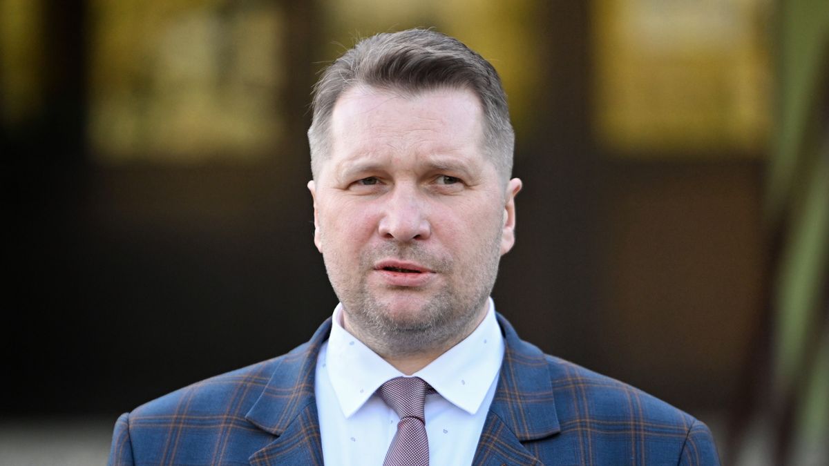  Bojanów, 23.03.2022. Minister edukacji i nauki Przemysław Czarnek podczas konferencji prasowej po spotkaniu z polskimi i ukraińskimi uczniami zespołu szkół w Bojanowie, 23 bm. Tematem spotkania była pomoc dla uchodźców z terenów Ukrainy. (amb) PAP/Darek Delmanowicz