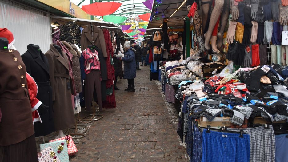 Część wiat i straganów na fragmencie od ulicy 3 maja została rozebrana, ale nie zniknął handel. Kupcy, którzy nadal prowadzą swoje stoiska przenieśli się na pozostałą część. W miejscu rozebranych wiat powstał parking.