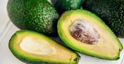 Z pestką czy bez? Oto jak przechowywać przekrojone awokado