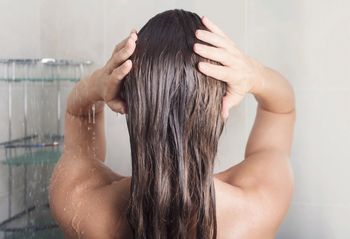 Efekt jak po fryzjerze. Tak zrobisz naturalną płukankę do włosów