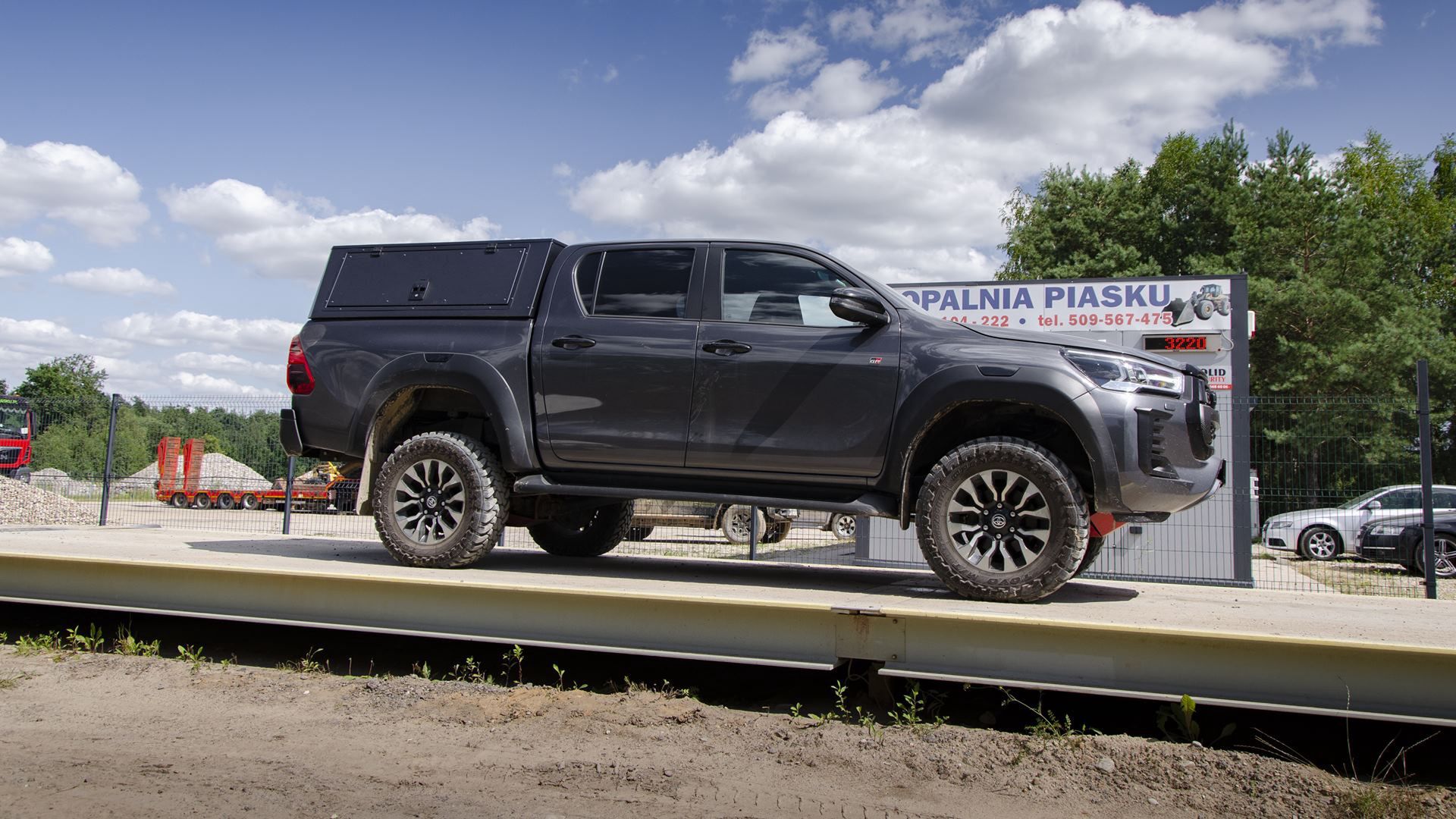 Toyota Hilux z maksymalnym dopuszczalnym obciążeniem. 