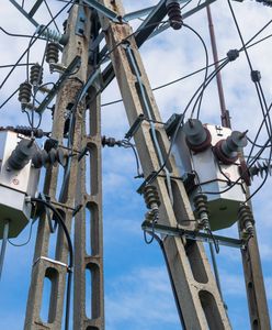 Rybna. Wszedł na słup energetyczny i poraził go prąd. 17-latek w ciężkim stanie