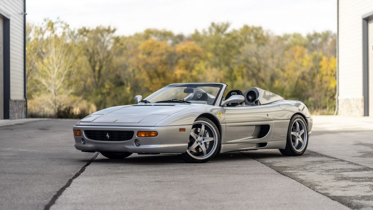 Na życzenie właściciela auto zostało zauważalnie zmodyfikowane.