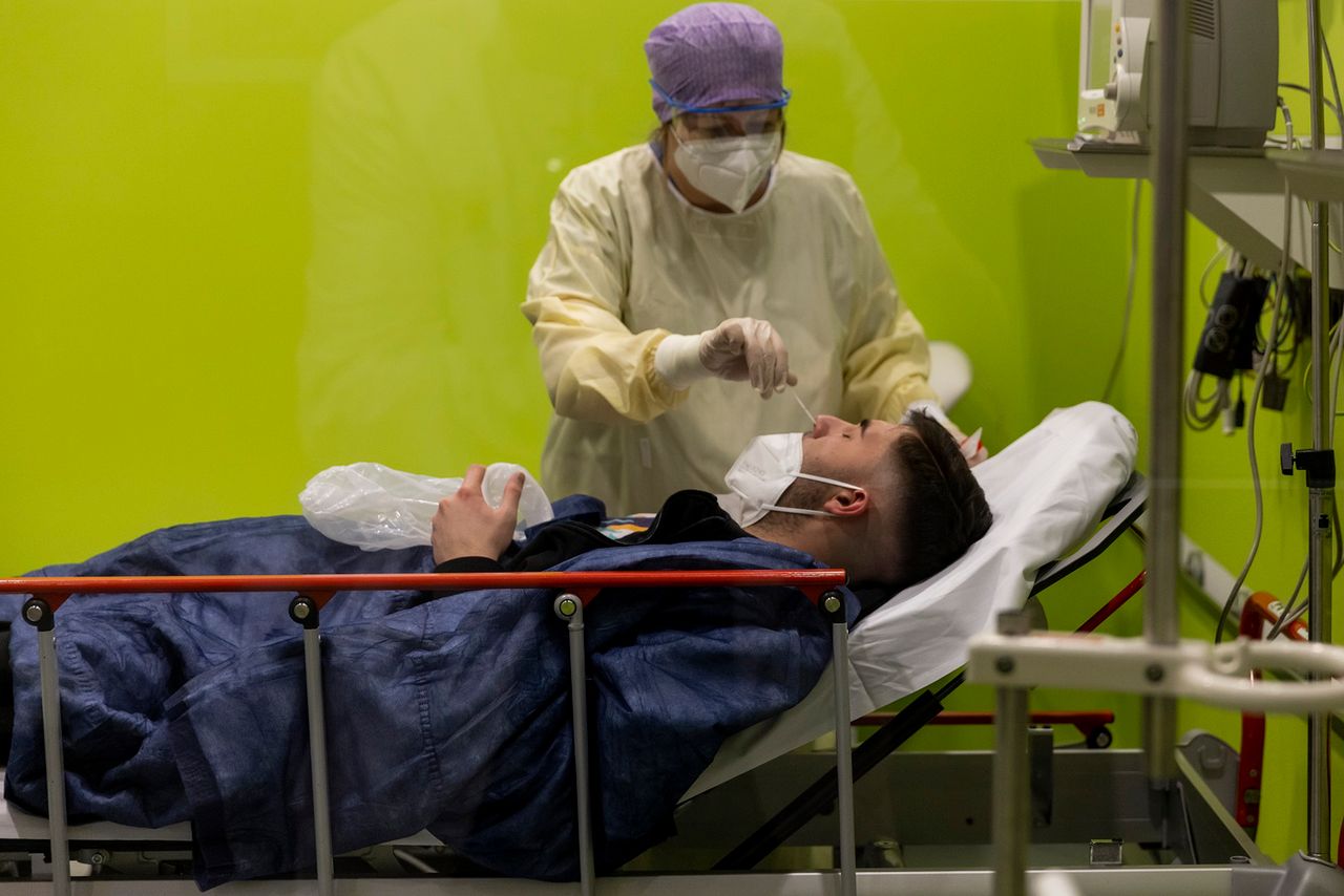 Eris - nowy szczep koronawirusa uderzy jesienią? "Gwałtowny wzrost zakażeń"