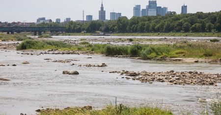 Rekordowo niski poziom Wisły w Warszawie. Zabraknie wody w kranach?
