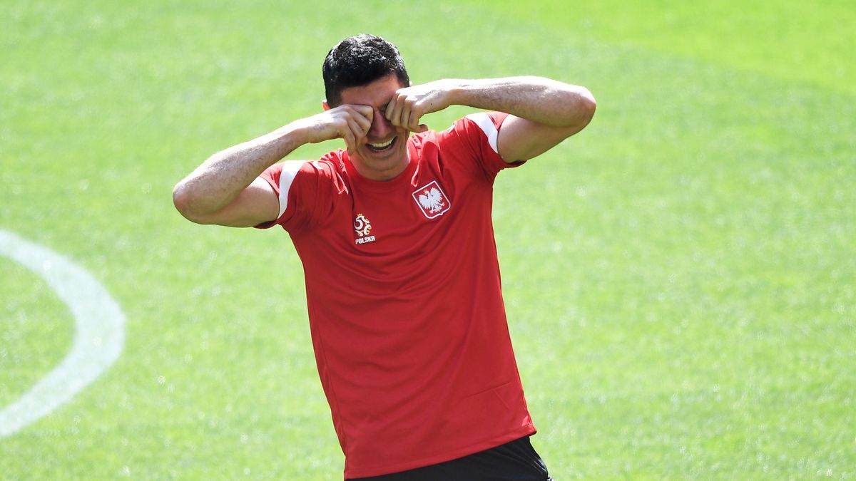 Gdańsk, 22.06.2021. Piłkarskie mistrzostwa Europy - Euro 2020. Kapitan reprezentacji Polski Robert Lewandowski podczas treningu kadry w Gdańsku, 22 bm. Polacy przygotowują sie do swego ostatniego meczu w grupie E ze Szwecją, który rozegrają 23 bm. na Stadionie Sankt-Petersburg. (js) PAP/Jan Dzban