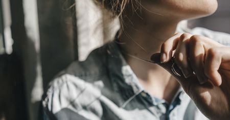 Psychologia gestów. Jak zachowanie wobec biżuterii mówi o emocjach i pewności siebie?