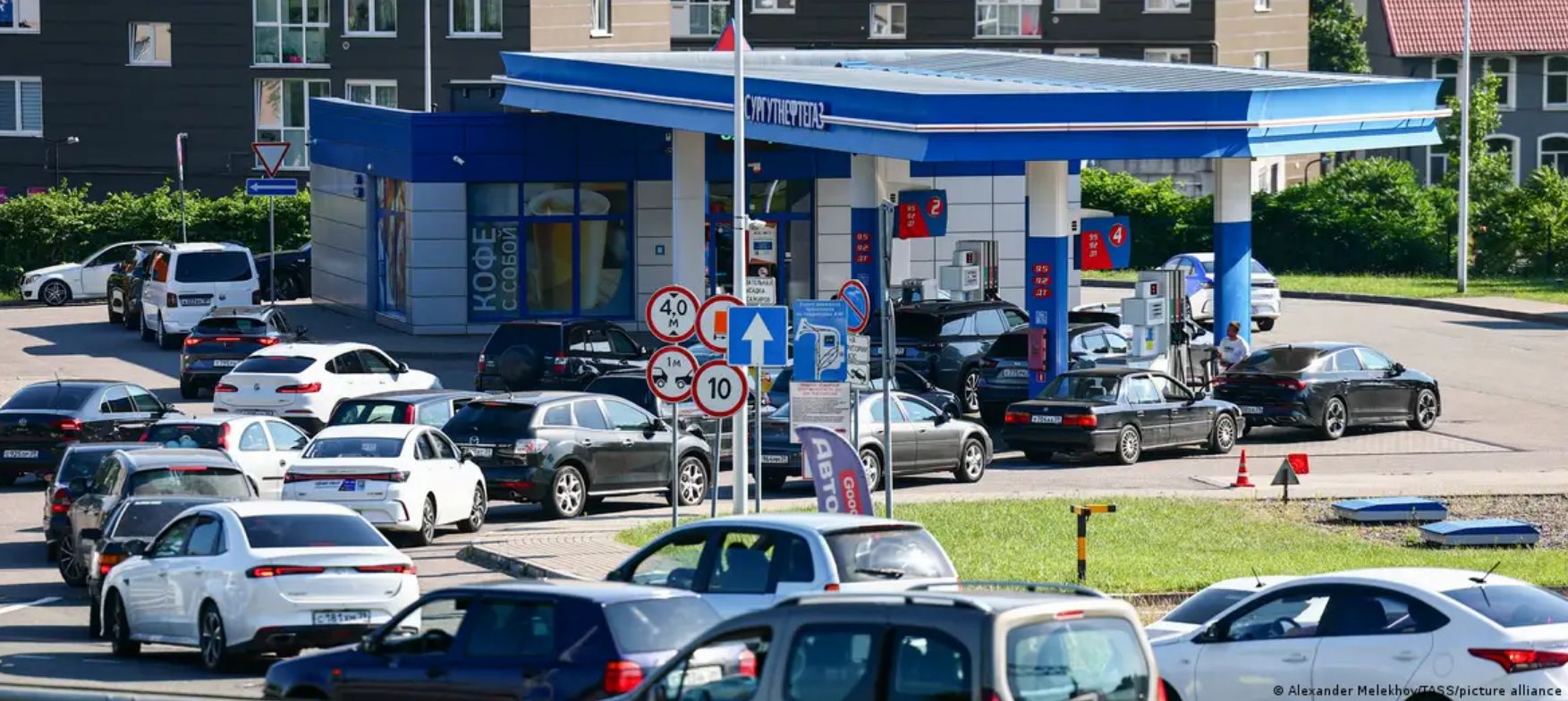 Co się dzieje w Rosji? Nocują w samochodach i czekają całymi dniami