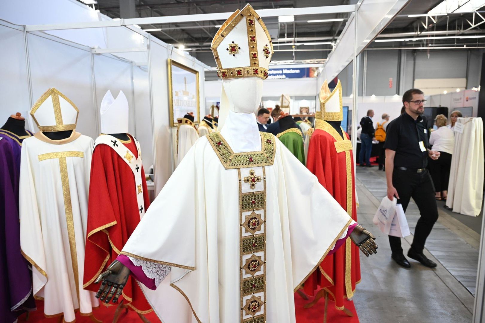 Dużym zainteresowaniem cieszyły się szaty liturgiczne.