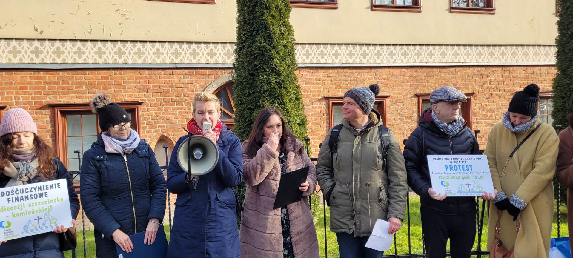 Protest działaczy Kongresu Katoliczek i Katolików przed gdańską kurią