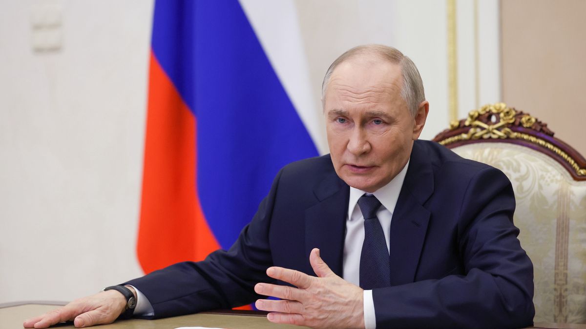 Russian President Vladimir Putin chairs the Security Council
epa12003278 Russian President Vladimir Putin chairs a meeting with members of the Security Council via videoconference at the Kremlin in Moscow, Russia, 01 April 2025. Putin discusses with members of the Security Council the implementation of agreements between Russia and Ukraine to stop mutual attacks on energy systems.  EPA/SERGEI ILYIN /SPUTNIK / KREMLIN POOL MANDATORY CREDIT 
Dostawca: PAP/EPA.
SERGEI ILYIN /SPUTNIK / KREMLIN POOL
flag, politics, government, war, cabinet, defence