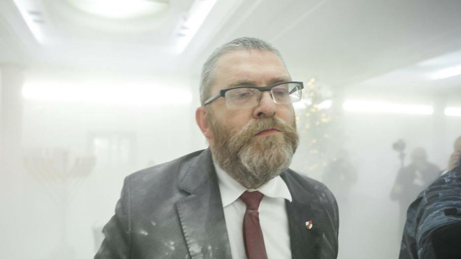 Poseł Grzegorz Braun zgasił gaśnicą świece chanukowe