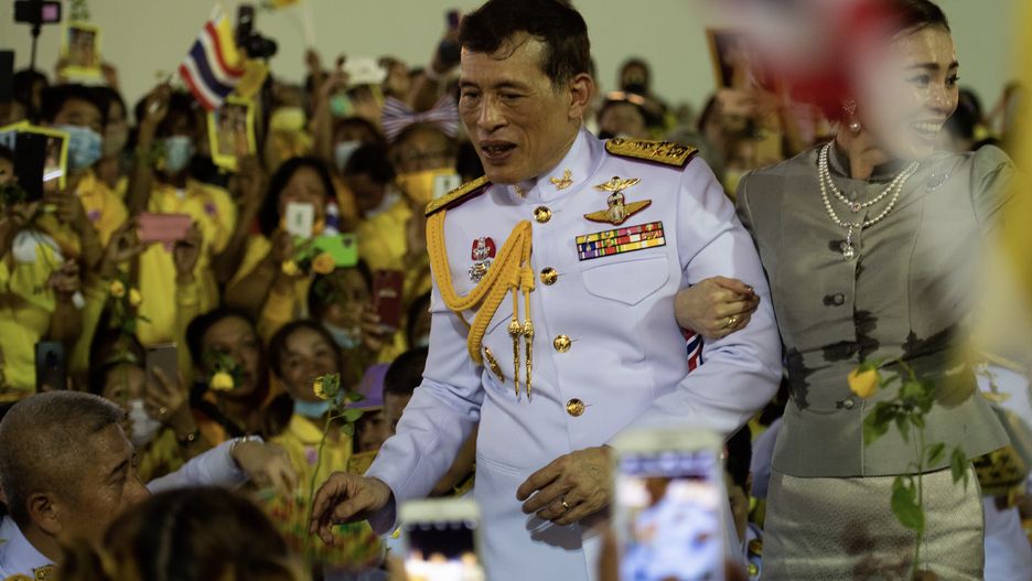 Tajlandzki król Maha Vajiralongkorn i królowa Suthida wśród wiwatujących poddanych przed Grand Palace w Bangkoku
