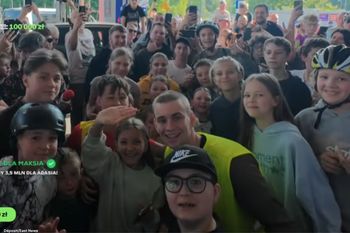 Tak świętowali z Łatwogangiem na stacji. Zdjęcie przejdzie do historii