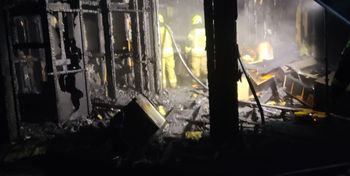 Burlaki: Nocna akcja strażaków. Spłonął nowoczesny dom letniskowy