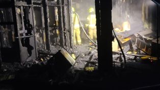 Burlaki: Nocna akcja strażaków. Spłonął nowoczesny dom letniskowy