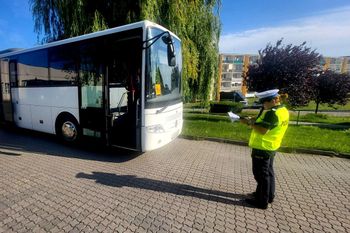 Żnin: Policjanci sprawdzają autobusy, którymi jeżdżą dzieci