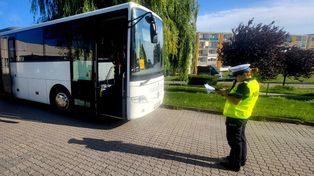 Żnin: Policjanci sprawdzają autobusy, którymi jeżdżą dzieci