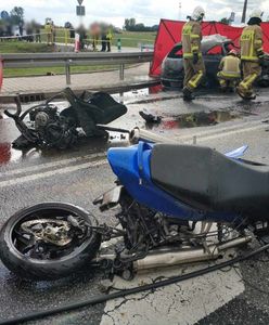 Opel spłonął po zderzeniu z motocyklem. Nie żyją trzy osoby, w tym dziecko