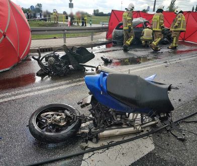 Opel spłonął po zderzeniu z motocyklem. Nie żyją trzy osoby, w tym dziecko