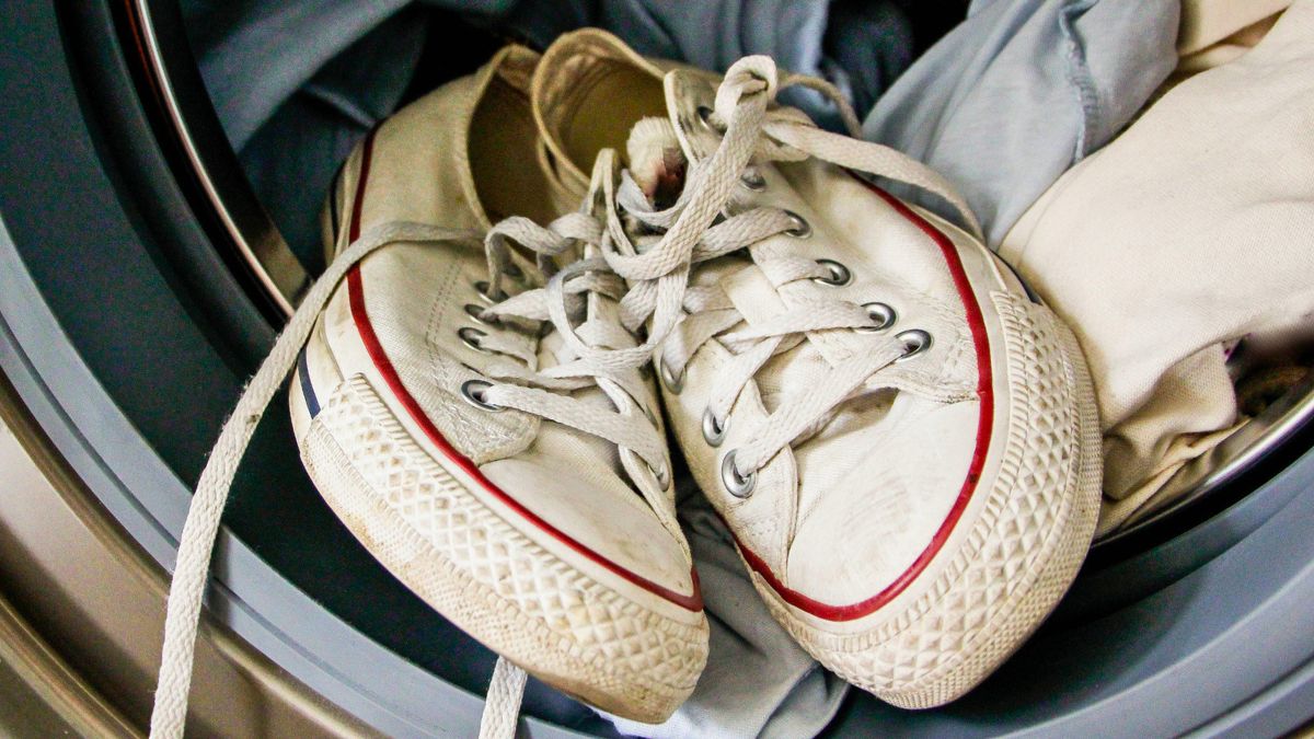 Białe trampki w pralce