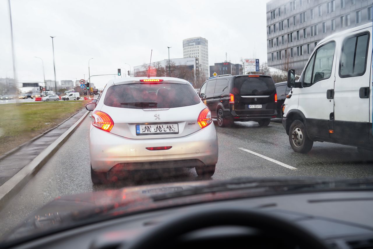 Kierowca widząc koła pojazdu z przodu nad własną maską ma odpowiedni odstęp