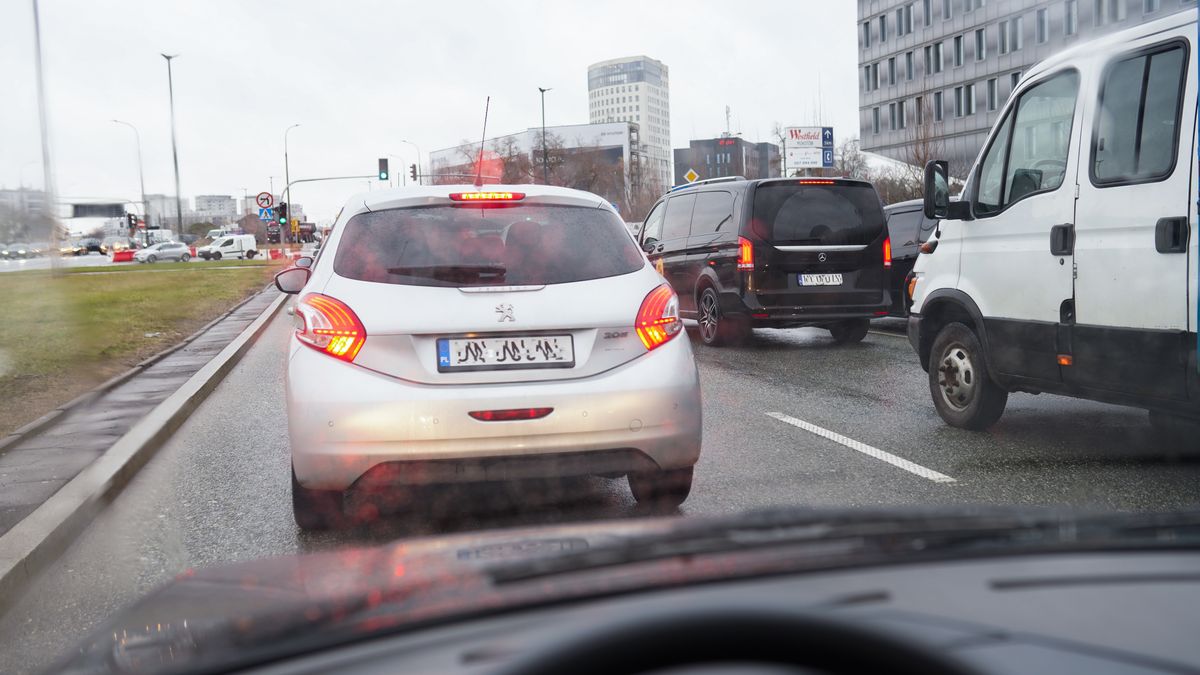 Kierowca widząc koła pojazdu z przodu nad własną maską ma odpowiedni odstęp