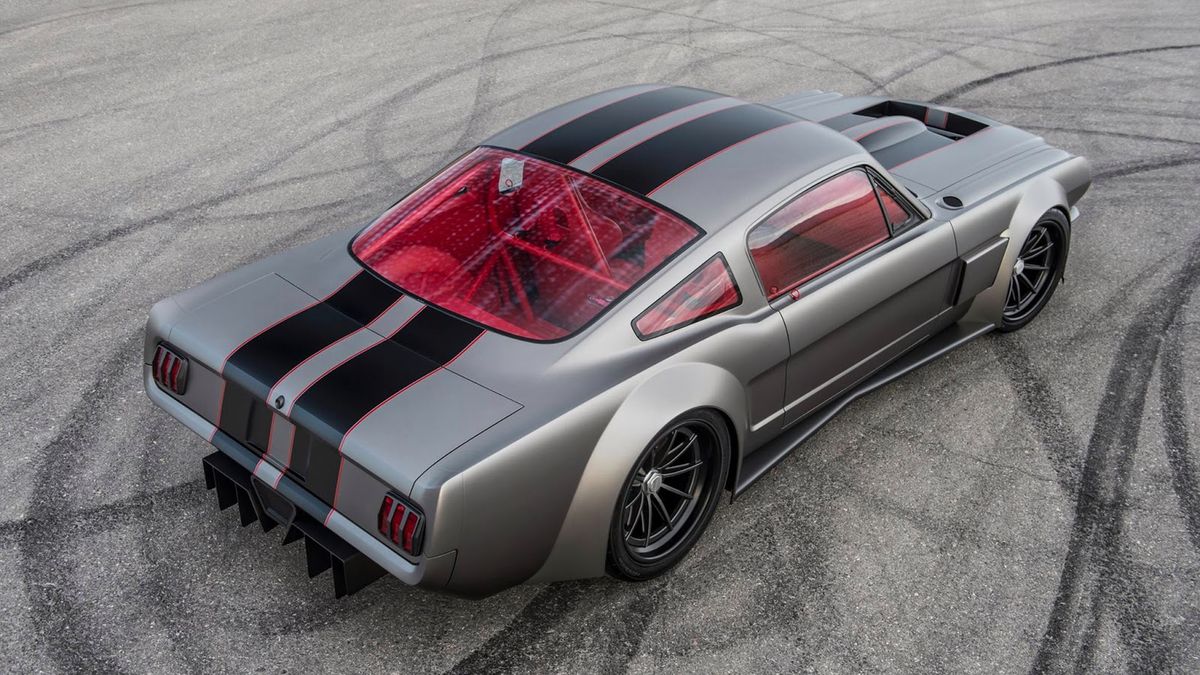 Auto, które tu widzicie to pierwotnie oryginalny Ford Mustang z 1965 roku zamieniony w wyścigowego potwora.