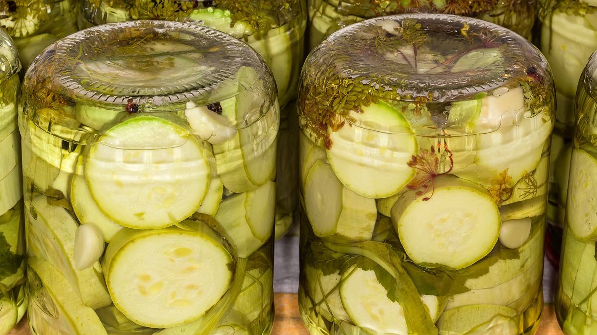 Prosty przepis na cukinię po francusku. Jest o niebo lepsza od sałatki szwedzkiej