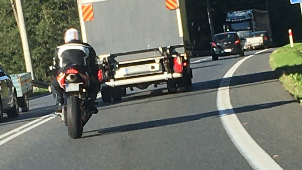 Wybryk motocyklisty został nagrany przez rejestrator w wyprzedzanym samochodzie