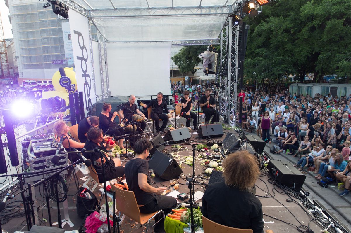 Najdziwniejsza orkiestra świata. Muzycy grają na... warzywach